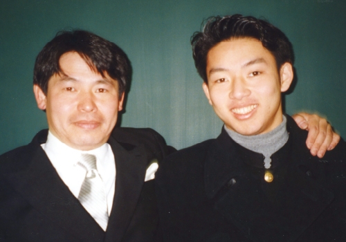 写真：卒業式の日に、担任の安部先生と