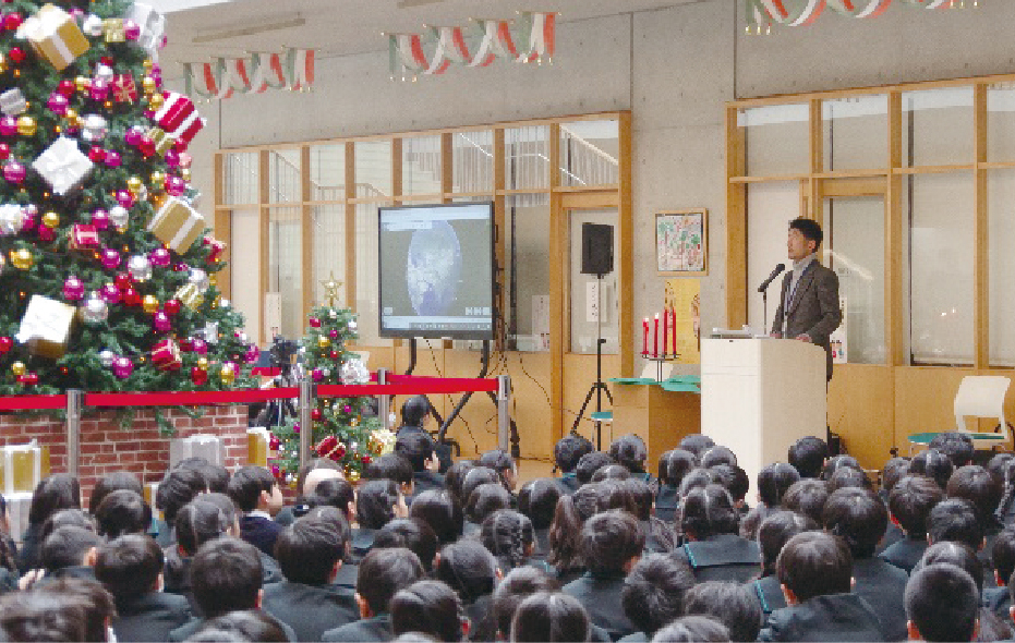 写真：朝のチャペルの時間に、ペシャワール会 川口さんのお話を聞く児童たち