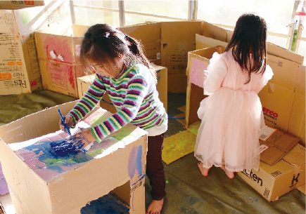 写真：廃材を使って遊び道具の製作