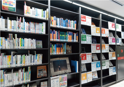 写真：大学図書館の3階に設置しているSDGsコーナー