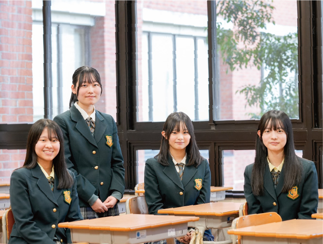 （写真左から）西南学院高校3年 御手洗都さん、リーダーの淺原心音さん、冨岡陽莉さん、殿川はなさん。白壁志桜里さん