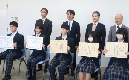 写真：受賞後の記念撮影の様子
