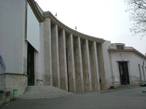 市立近代美術館入口（左）とパレ・ド・トーキョー入口