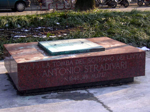 ストラディバリ墓石