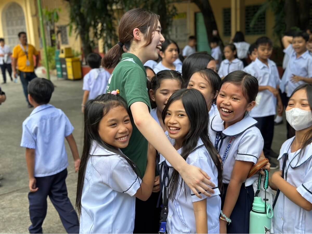 フィリピンの小学校で子どもたちと交流。