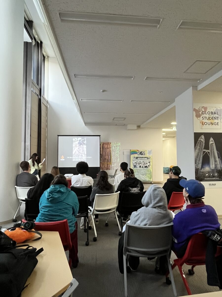 パレスチナで続く紛争を扱ったドキュメンタリーを、本学学生とともに解説を交えながら視聴。視聴後には日英両言語でディスカッションを実施。