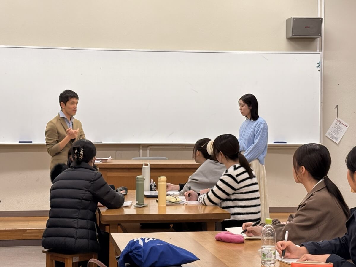 ゼミのイベントで、ナイロビの国連人権高等弁務官事務所にて勤務されている原悠祐様をお招きし、コンゴ民主共和国における紛争問題について解説いただいた際の写真。