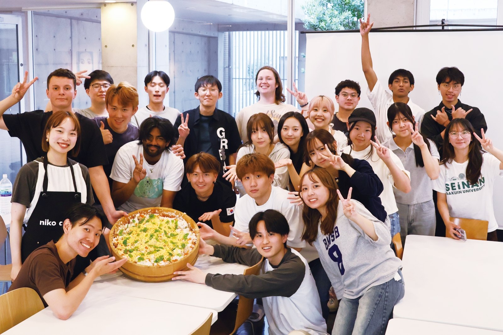 料理を囲んで集まる寮生と留学生