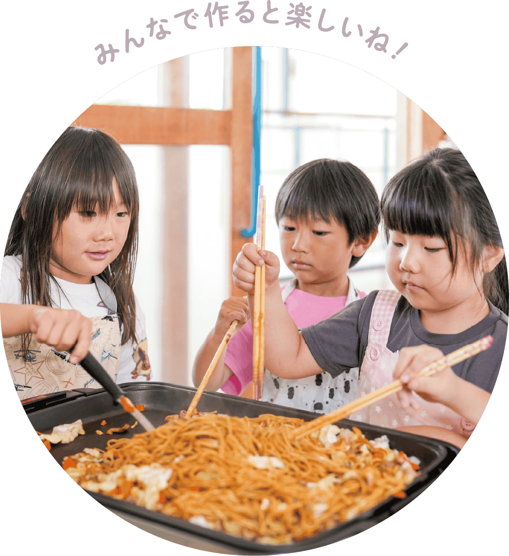 ホットプレートで焼きそばを作る子どもたち