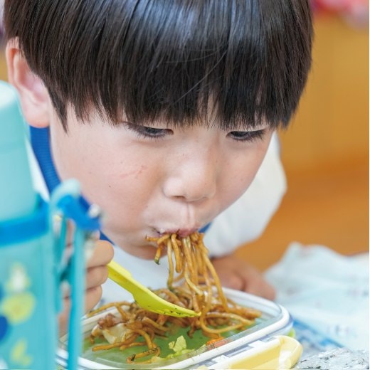 給食を食べる園児