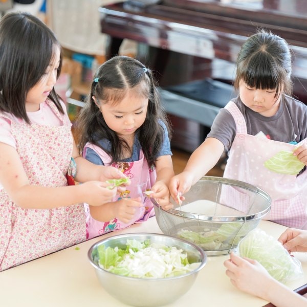 材料を混ぜて調理する子どもたち