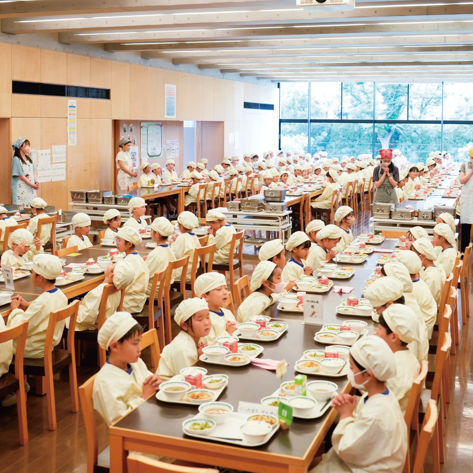 ランチルームで縦割り給食を食べる児童