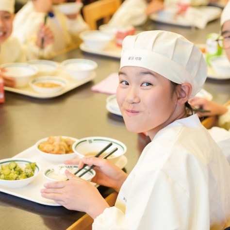 給食の配膳をする児童