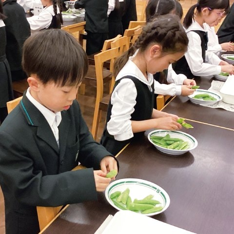 給食を味わう児童
