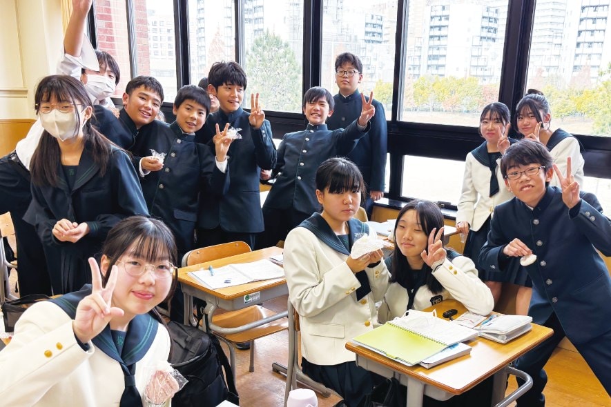 育てた玄米のおにぎりを食べる生徒
