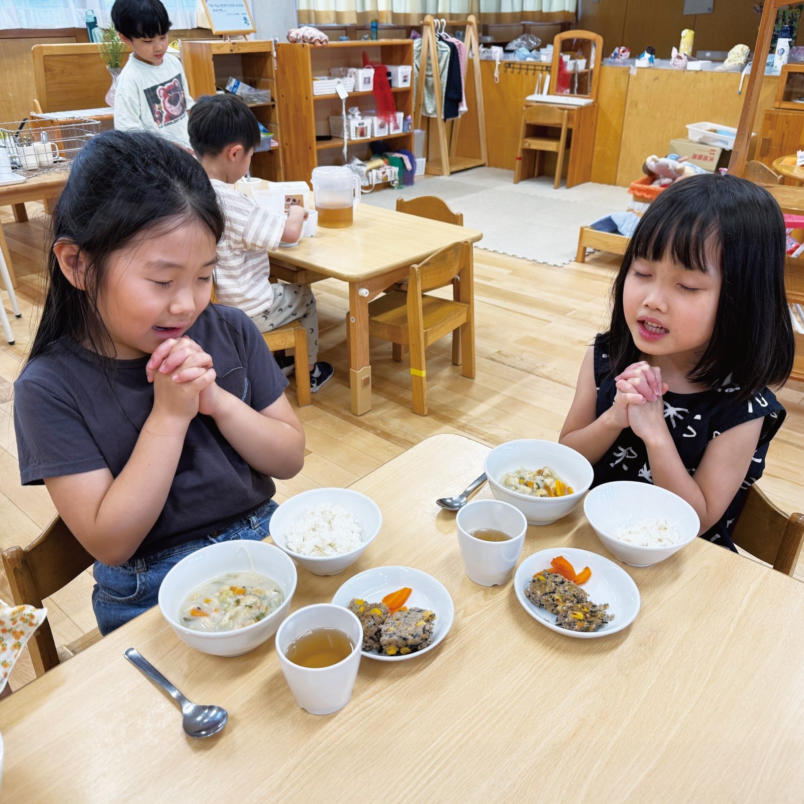 食前のお祈りをする園児