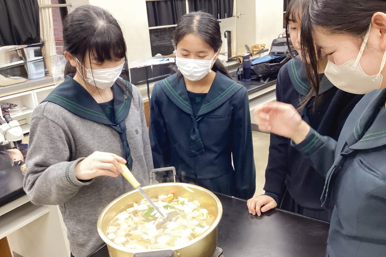 仕込んだみそでみそ汁を作る生徒たち