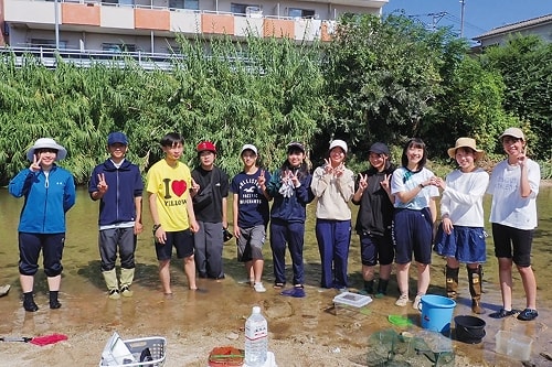高校生物部の部員たち