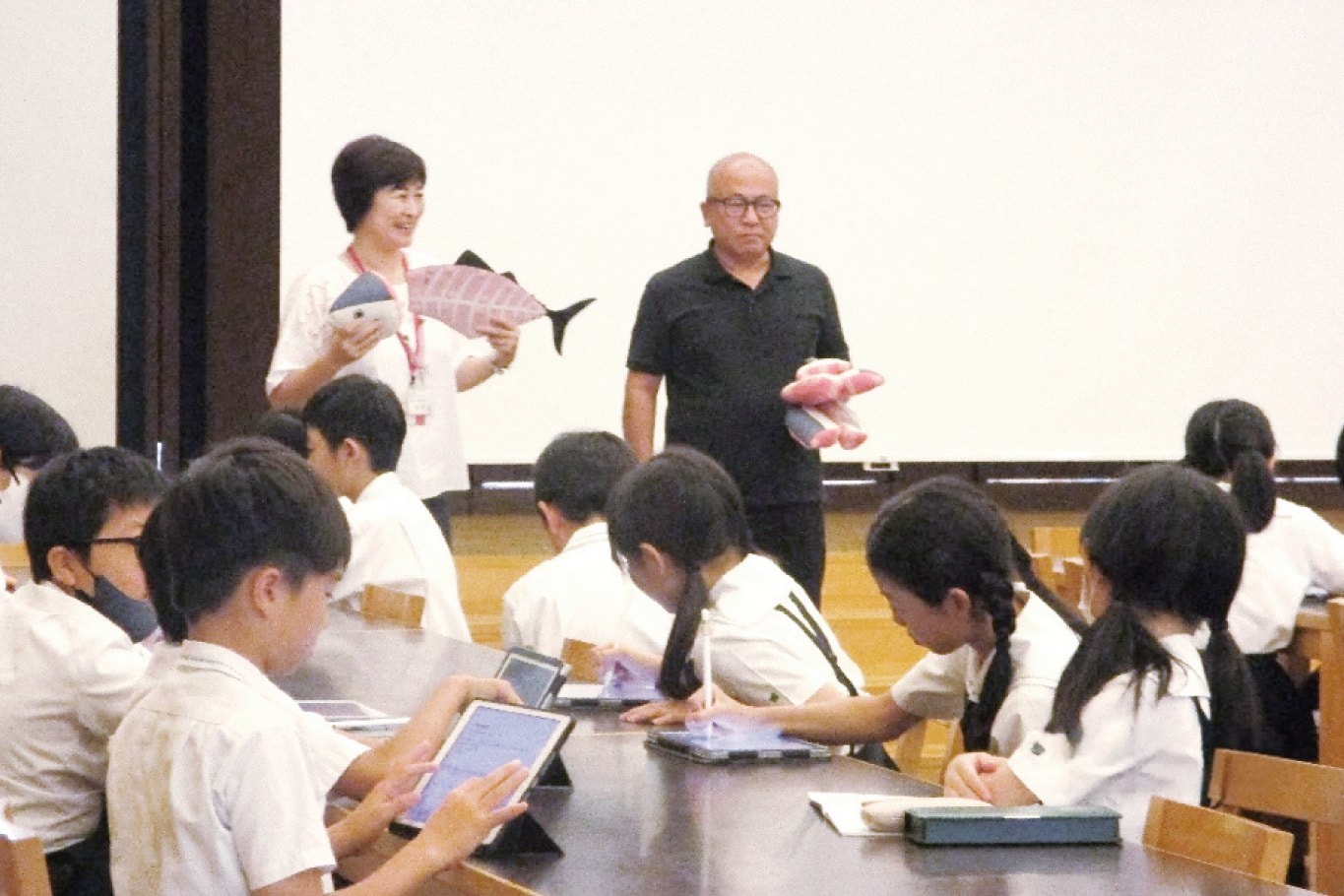 水産加工会社の方から水産業とSDGsについて学ぶ児童