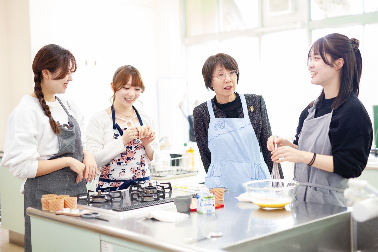 調理実習に取り組む学生たち
