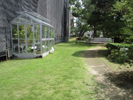 2号館南側広場 西側から