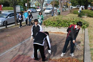 西南学院通りの清掃の様子　（Ｄ班）