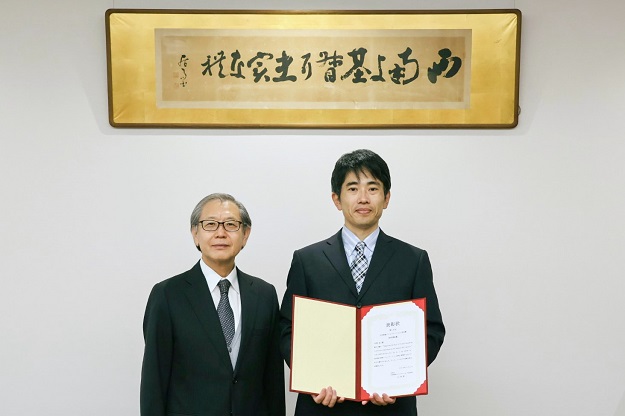 外国語学部外国語学科の中西弘教授が、第16回および第17回「日本英語コミュニケーション学会賞（研究奨励賞）」を受賞しました