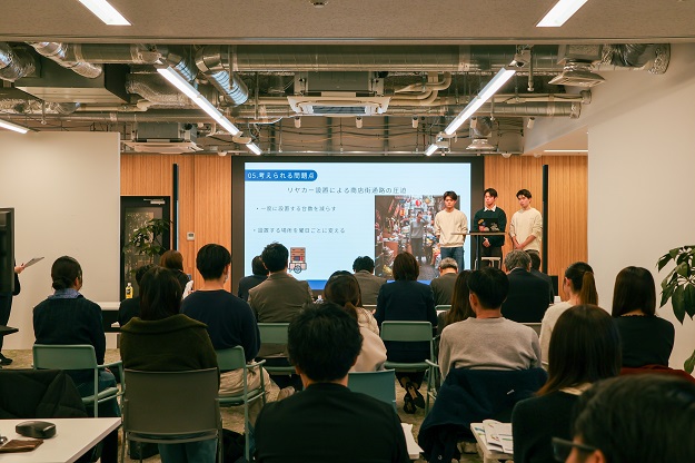 【福岡銀行×経済学部提携講座】学生によるグループプレゼンテーションを行いました