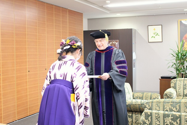 卒業生代表者へ卒業証書 学位記を授与しました 西南学院大学 福岡から全国へ 世界へ はばたく力を