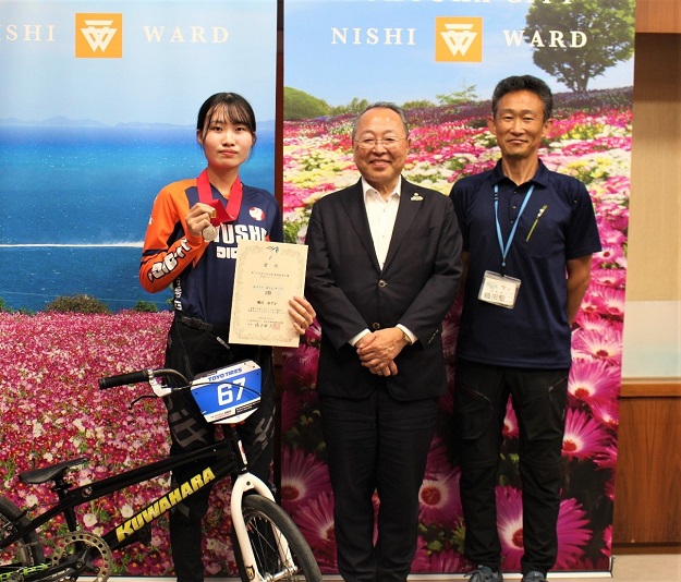 【BMXレーシング全国2位！】鶴田あすかさん（人・社福4年）が福岡市西区長を表敬訪問しました
