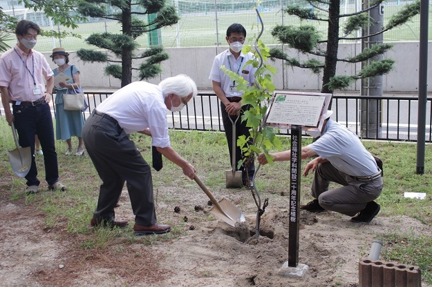 社会福祉学科が設立20周年記念植樹式を開催しました