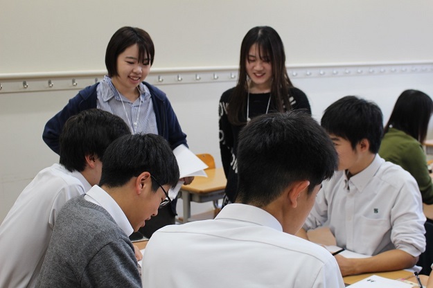 社会福祉学科の学生と西南学院中学校の生徒による交流会が行われました