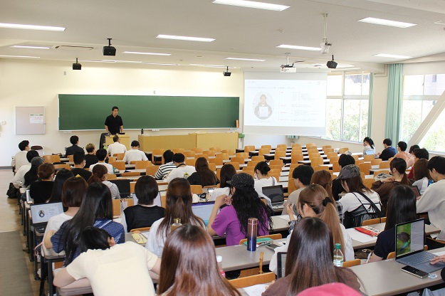 【商学部】「銀行論」においてNTTドコモによる特別講義を開催