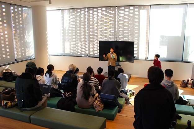 【法学部】「専門演習Ⅱ」において国連人権官による特別講義・トークセッションを開催しました