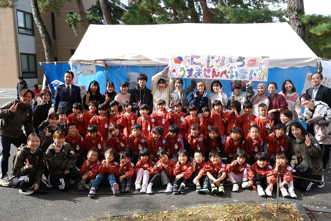 学生と園児が合同でアイスクリームを販売しました