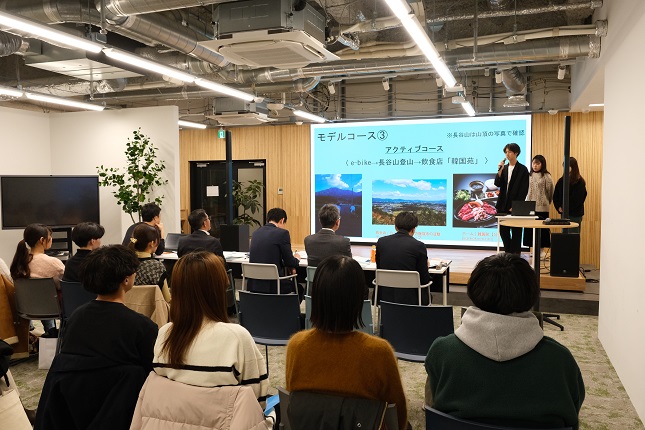 【福岡銀行×経済学部提携講座】学生によるグループプレゼンテーションを行いました
